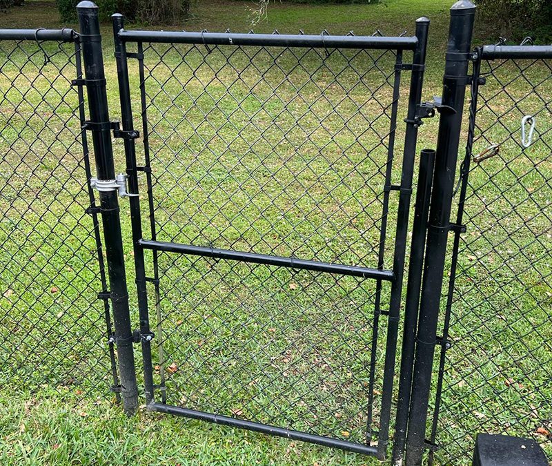 Vinyl Chainlink Fence – Vinyl Gate – Vinyl Fence Installation – Chainlink Fence Installation – Fence Installation – Davie, FL Fence Installation