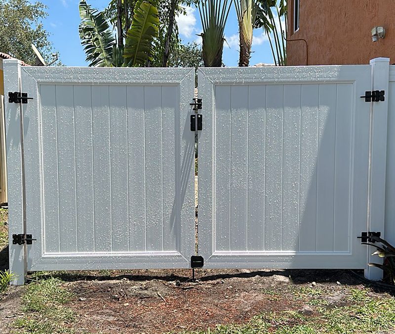 White PVC Privacy Fence – PVC Privacy Fence – Vinyl Privacy Fence – PVC Fence – PVC Fence Installation – Vinyl Fence Installation – Residential Fence Installation – Pompano Beach, FL Fence Installation